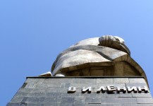 Необычный взгляд на памятник Ленина